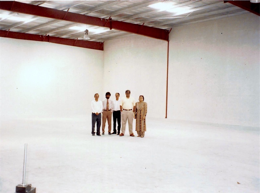 Sharjah, 1994. The premises taken to begin operations in the Emirates.